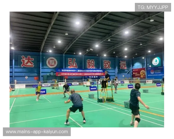 羽毛球场上的“意外之举”——运动员装备忘带借拍上阵的精彩瞬间